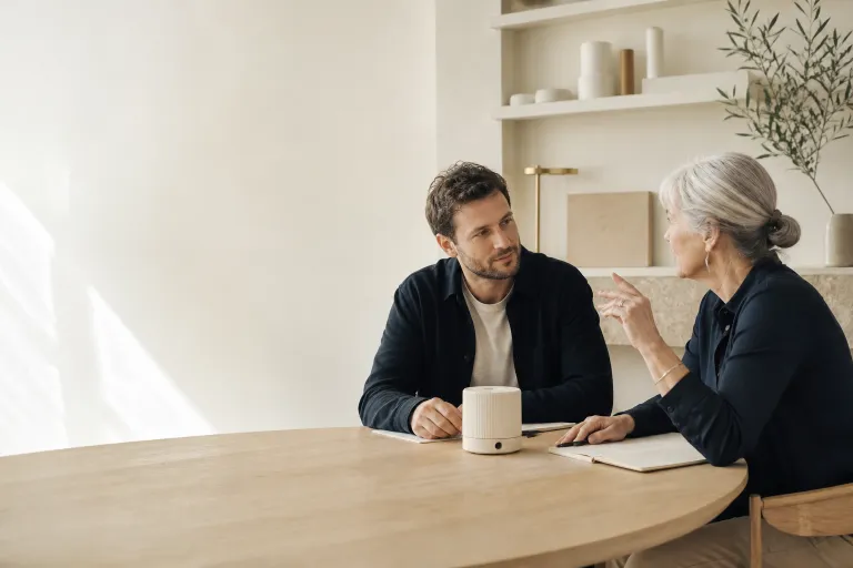Un dirigeant échange avec une conseillère autour d’un prototype.